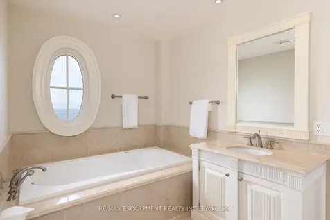 1092 Argyle Drive Oakville ON L6J 1A7