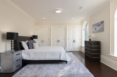 1092 Argyle Drive Oakville ON L6J 1A7