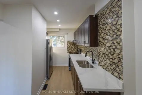 8 Grand Valley Drive Brampton ON L6S 2L1