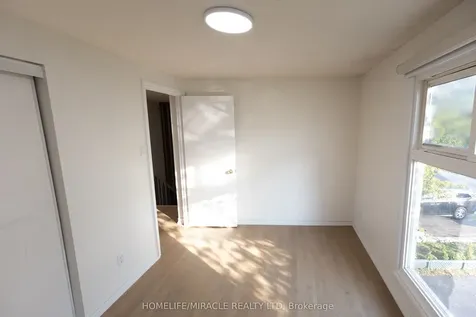 8 Grand Valley Drive Brampton ON L6S 2L1