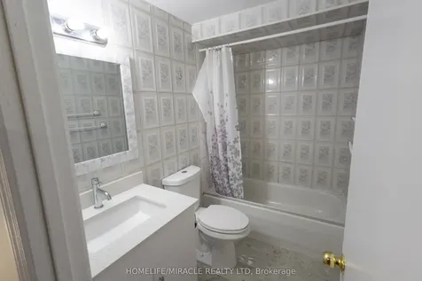 8 Grand Valley Drive Brampton ON L6S 2L1