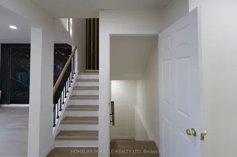 8 Grand Valley Drive Brampton ON L6S 2L1