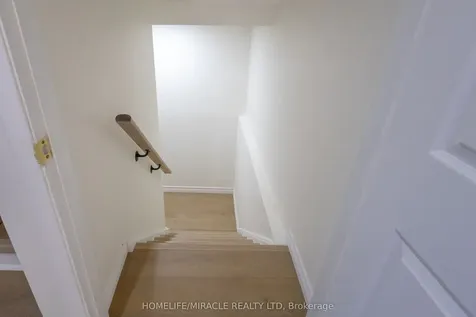 8 Grand Valley Drive Brampton ON L6S 2L1