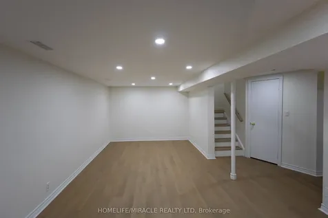 8 Grand Valley Drive Brampton ON L6S 2L1