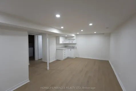 8 Grand Valley Drive Brampton ON L6S 2L1