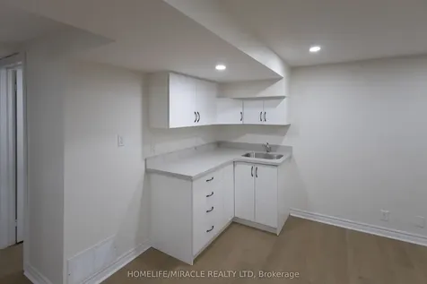 8 Grand Valley Drive Brampton ON L6S 2L1