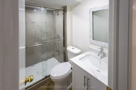 8 Grand Valley Drive Brampton ON L6S 2L1