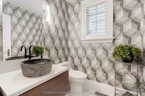 290 Shoreacres Road Burlington ON L7L 2H4