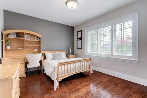 290 Shoreacres Road Burlington ON L7L 2H4