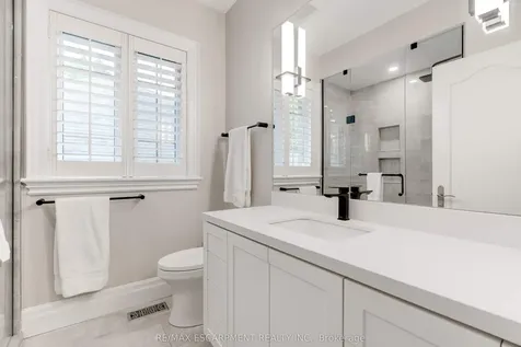 290 Shoreacres Road Burlington ON L7L 2H4