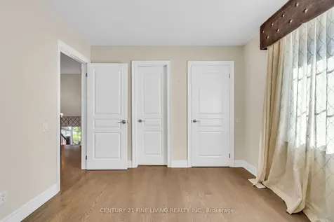 5 Classic Drive Brampton ON L6Y 5G9