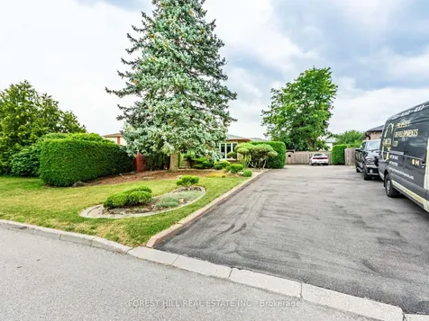 19 Drayton Crescent Brampton ON L6T 3G6
