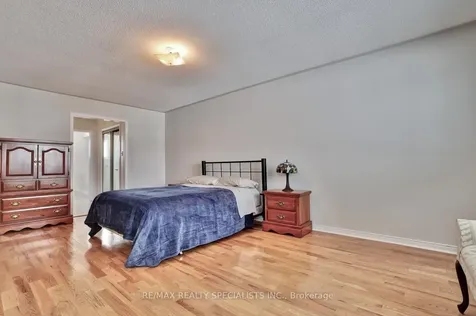 4556 Wainscot Drive Mississauga ON L5V 1C7