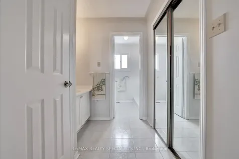 4556 Wainscot Drive Mississauga ON L5V 1C7