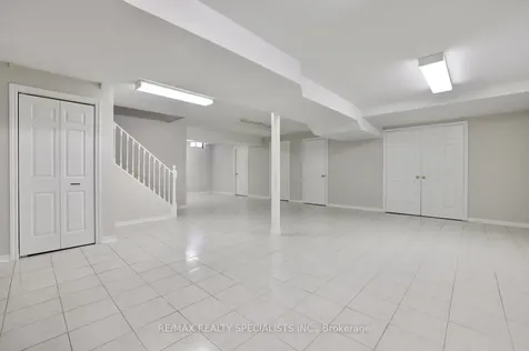 4556 Wainscot Drive Mississauga ON L5V 1C7