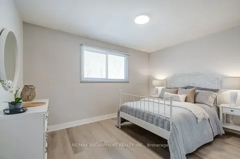 2405 Malcom Crescent Burlington ON L7P 3Y5