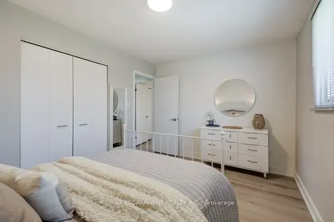 2405 Malcom Crescent Burlington ON L7P 3Y5