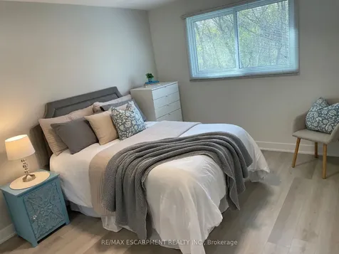 2405 Malcom Crescent Burlington ON L7P 3Y5