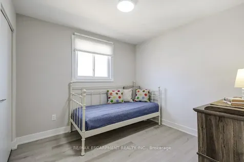 2405 Malcom Crescent Burlington ON L7P 3Y5
