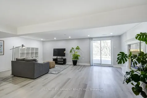 2405 Malcom Crescent Burlington ON L7P 3Y5