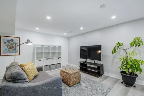 2405 Malcom Crescent Burlington ON L7P 3Y5