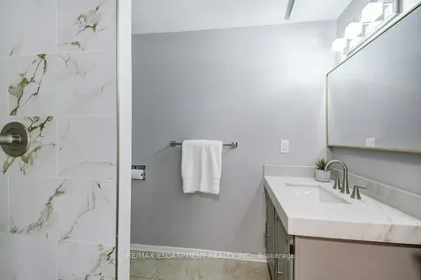 2405 Malcom Crescent Burlington ON L7P 3Y5