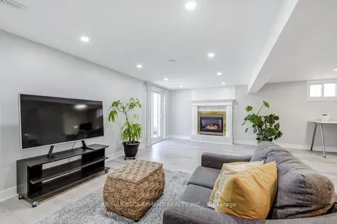2405 Malcom Crescent Burlington ON L7P 3Y5