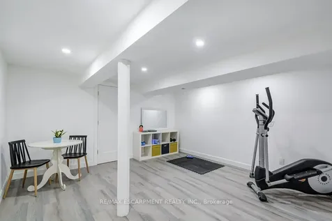 2405 Malcom Crescent Burlington ON L7P 3Y5