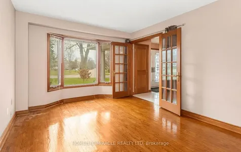 85 Harlow Crescent Toronto ON M9V 2Y8