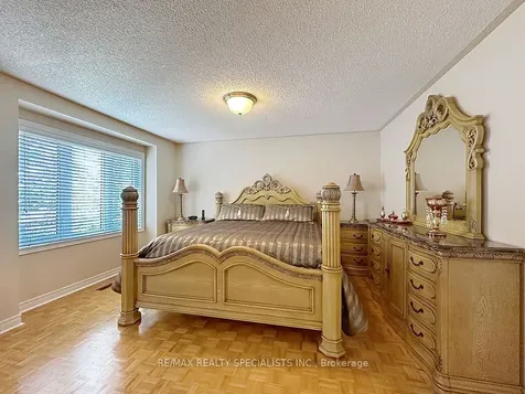 9 Siesta Court Brampton ON L6R 1P2