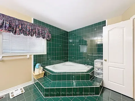 9 Siesta Court Brampton ON L6R 1P2