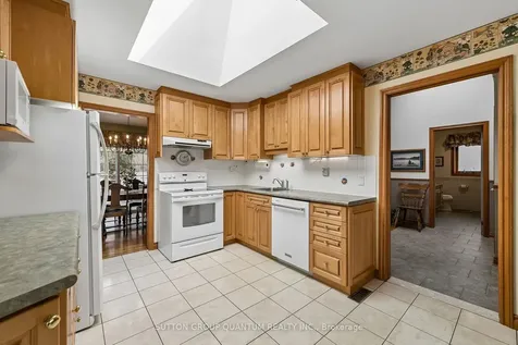 1431 Queen Victoria Avenue Mississauga ON L5H 3H2