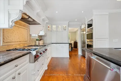 105 River Glen Boulevard Oakville ON L6H 5Z5