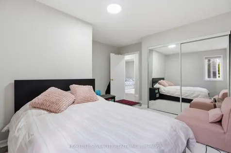 578 Trafford Crescent Oakville ON L6L 3T3