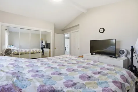 578 Trafford Crescent Oakville ON L6L 3T3