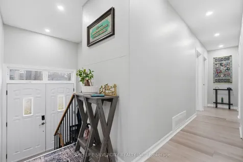578 Trafford Crescent Oakville ON L6L 3T3