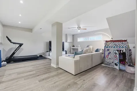 578 Trafford Crescent Oakville ON L6L 3T3