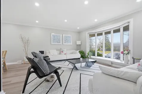 578 Trafford Crescent Oakville ON L6L 3T3