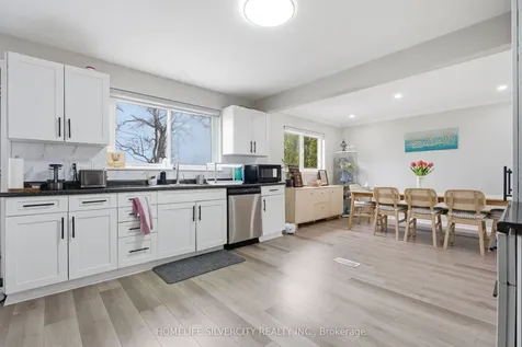 578 Trafford Crescent Oakville ON L6L 3T3