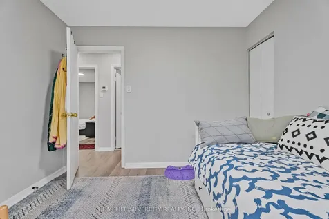 578 Trafford Crescent Oakville ON L6L 3T3