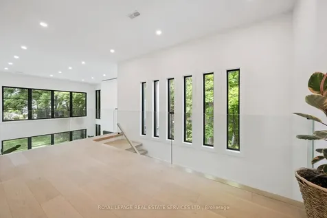 515 Pineland Avenue Oakville ON L6K 1Z9