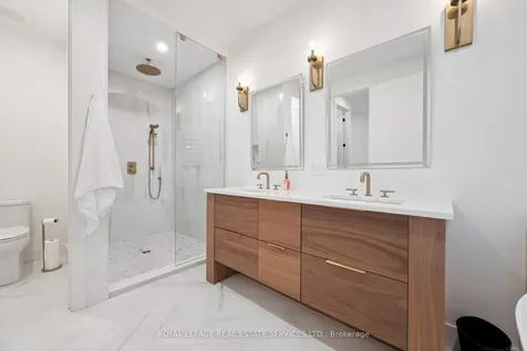 515 Pineland Avenue Oakville ON L6K 1Z9