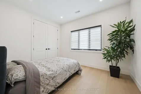 515 Pineland Avenue Oakville ON L6K 1Z9