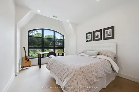 515 Pineland Avenue Oakville ON L6K 1Z9