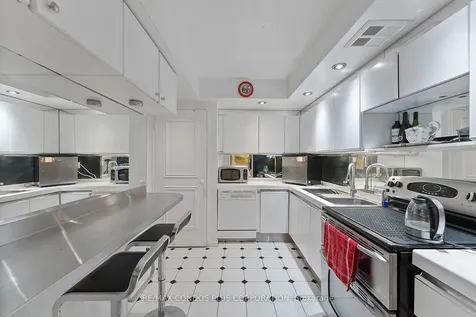 2045 Lake Shore Boulevard W Toronto ON M8V 2Z6