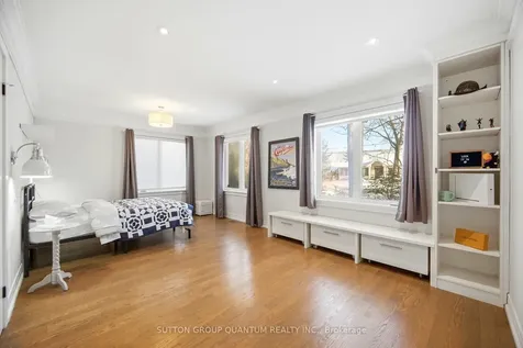 133 Mineola Road E Mississauga ON L5G 2E7