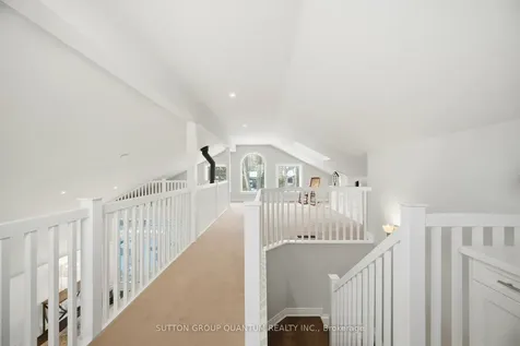 133 Mineola Road E Mississauga ON L5G 2E7