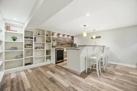 133 Mineola Road E Mississauga ON L5G 2E7