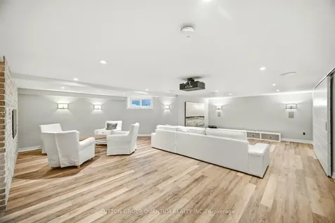 133 Mineola Road E Mississauga ON L5G 2E7