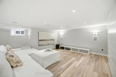 133 Mineola Road E Mississauga ON L5G 2E7